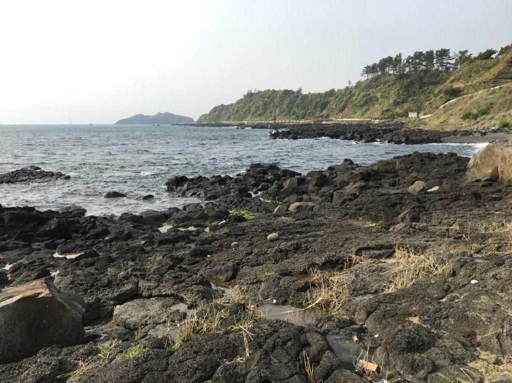 濟州島絕壁下海岸散步路徑，沿著海岸小徑漫步，享受天然的海岸線景觀與新鮮的海風